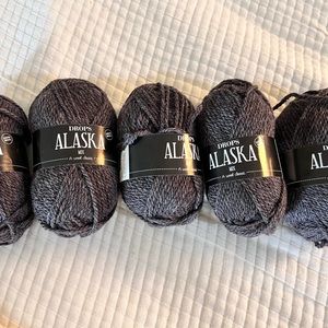 DROPS Alaska 100% wool yarn. Aran Weight non-super wash wool, 257g(395.78 yds)